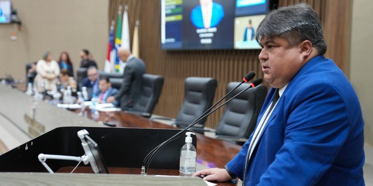 Parlamentar celebra três anos de funcionamento com energia 100% solar na CMM, que também evitou a emissão de 2,4 milhões de toneladas de CO₂. Foto: Reprodução