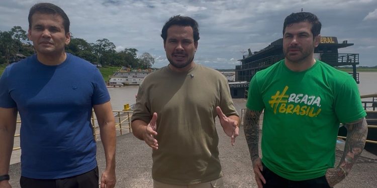 Acompanhado dos vereadores Coronel Rosses e Capitão Carpê, o parlamentar destacou a importância da base no combate ao tráfico de drogas. Foto: Arquivo Assessoria