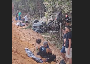 Imagens registradas por testemunhas mostram o veículo destruído e vítimas sendo auxiliadas às margens da pista. Foto: Reprodução