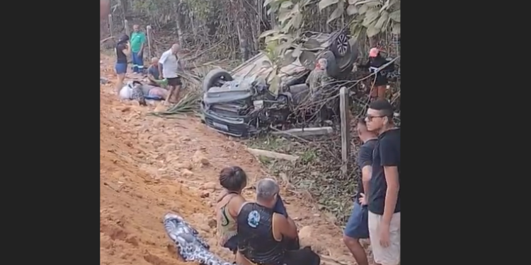 Imagens registradas por testemunhas mostram o veículo destruído e vítimas sendo auxiliadas às margens da pista. Foto: Reprodução