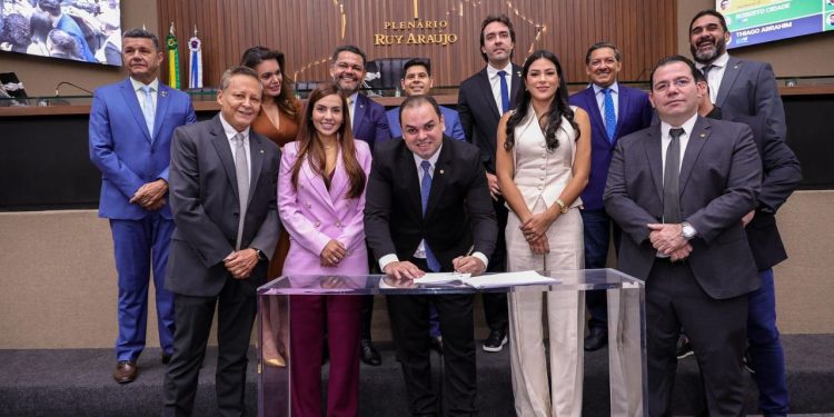 Presidente Roberto Cidade anuncia início das inscrições para concurso público da Aleam em 10 de setembro