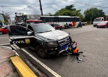 Vídeo: Mototaxista fica gravemente ferid0 após bater em viatura da Polícia Civil em Manaus