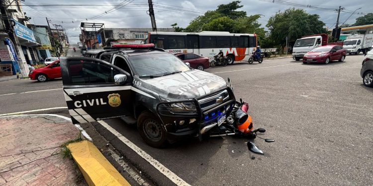 Vídeo: Mototaxista fica gravemente ferid0 após bater em viatura da Polícia Civil em Manaus