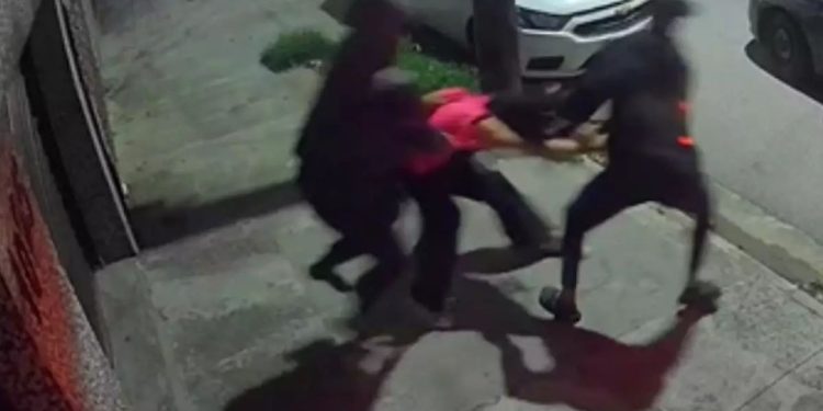 'Não quero m0rr3r': vídeo mostra garota de 17 anos desesperada durante tentativa de sequestro