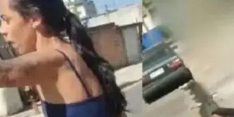 Vídeo: Mulher é presa após pegar arm4 do marido PM e dar coronhadas em vizinha