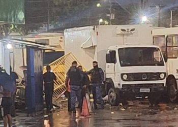 Vídeo: Caminhão invade T3, derruba muro e destrói motos de funcionários