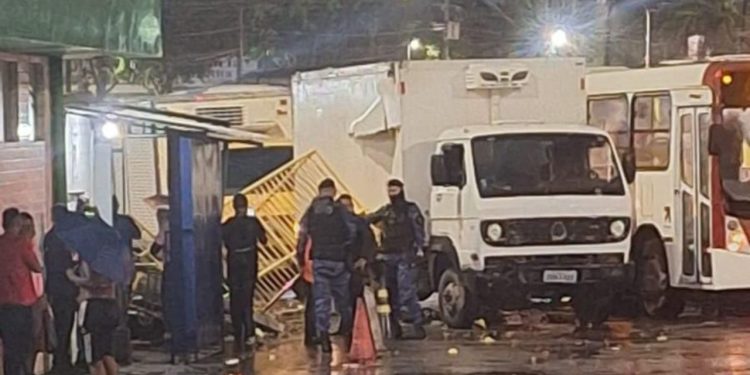 Vídeo: Caminhão invade T3, derruba muro e destrói motos de funcionários