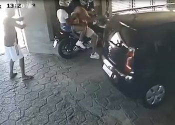 Vídeo: Casal chega animado para noite no motel e sai a pé depois de perder a moto em ass4lt0