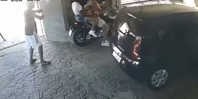 Vídeo: Casal chega animado para noite no motel e sai a pé depois de perder a moto em ass4lt0