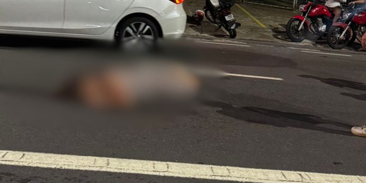 Mulher fica ferida após ser arremess4da de moto em ac1dente na Constantino Nery