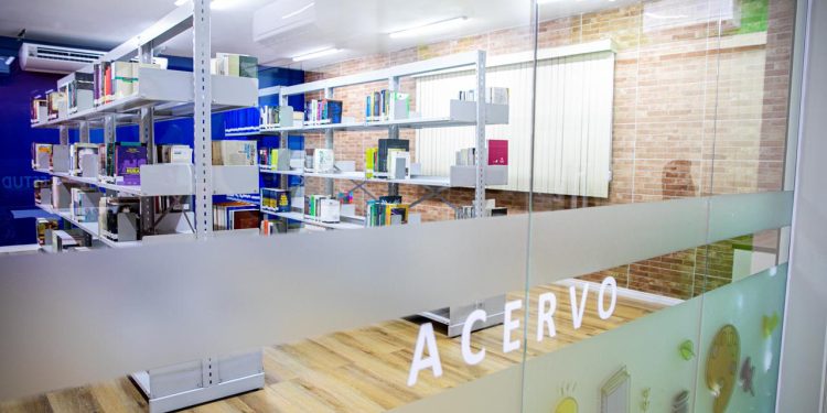 Espaço oferece ambientes de leitura, estudo e pesquisa, além de acervo com mais de 1.100 exemplares voltados à segurança pública e gestão. Foto: Gustavo Rodrigues/UEA