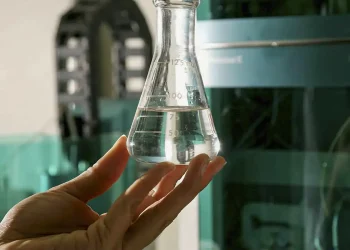 A intoxicação por metanol em bebidas adulteradas pode demorar a se manifestar, geralmente entre 12 e 24 horas após o consumo. Foto: Reprodução