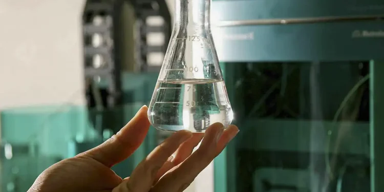 A intoxicação por metanol em bebidas adulteradas pode demorar a se manifestar, geralmente entre 12 e 24 horas após o consumo. Foto: Reprodução