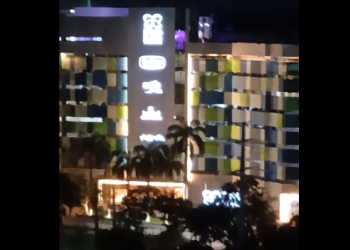 O shopping também estava usando canhões de luz. Foto: Reprodução