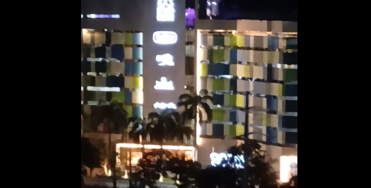 O shopping também estava usando canhões de luz. Foto: Reprodução