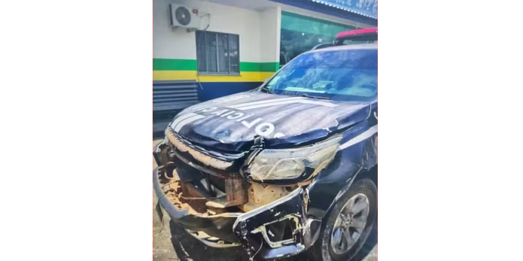 Além de fazer sexo com os presos, o investigador ainda bateu a viatura. Foto: Divulgação