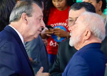 Omar Aziz participa de sanção de lei que garante energia elétrica gratuita para famílias de baixa renda