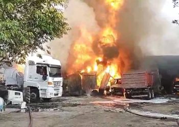 Vídeos: Fogo atinge três galpões e destrói oficina na zona oeste de Manaus