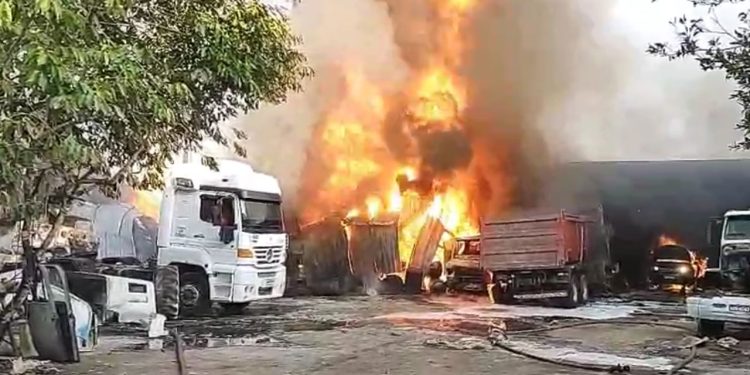 Vídeos: Fogo atinge três galpões e destrói oficina na zona oeste de Manaus