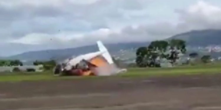 Vídeo mostra exato momento em que avião cai e expl0de na Venezuela