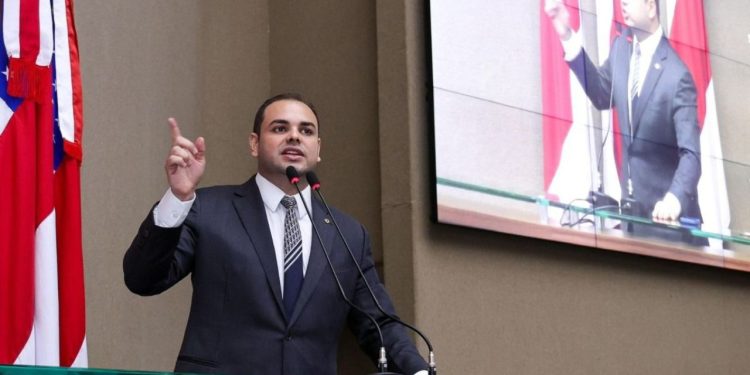 Proposta de Roberto Cidade que coíbe trabalho infantil virtual é sancionada e coloca Amazonas na vanguarda da proteção digital de crianças e adolescentes