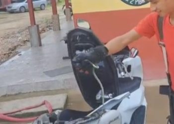 Veja: Mulher salta de moto ao encontrar cobra pronta para atacar em Tabatinga