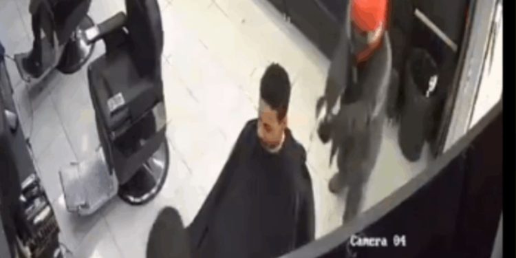 Veja o momento em que barbeiro é ex3cut4do dentro do estabelecimento