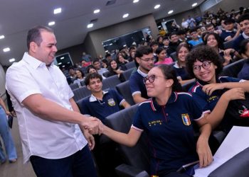 Presidente Roberto Cidade incentiva alunos na preparação para o Enem 2025 por meio do programa Aleam Educa, de sua autoria