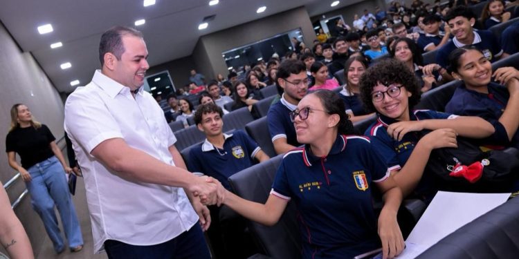 Presidente Roberto Cidade incentiva alunos na preparação para o Enem 2025 por meio do programa Aleam Educa, de sua autoria