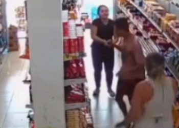 Vídeo: Homem pega paul4das em supermercado de Manacapuru após tentar furtar café e por cueca