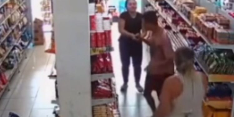 Vídeo: Homem pega paul4das em supermercado de Manacapuru após tentar furtar café e por cueca