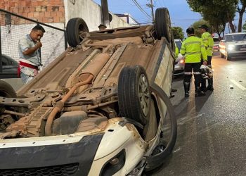 C0lisão na avenida Jacira Reis deixa carro capotado e motorista ferid0