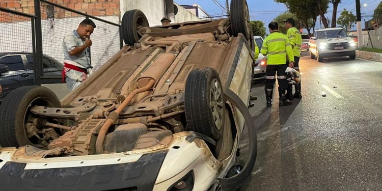 C0lisão na avenida Jacira Reis deixa carro capotado e motorista ferid0