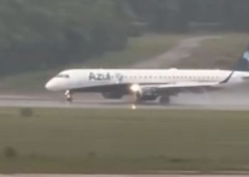 Vídeo: Avião da Azul faz pouso de emergência em Manaus após colisão com pássaros
