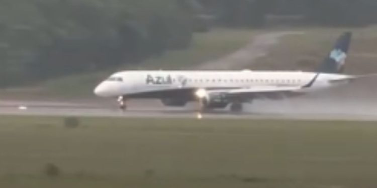 Vídeo: Avião da Azul faz pouso de emergência em Manaus após colisão com pássaros