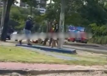 Vídeo: Briga entre motociclistas de aplicativo causa tumulto e bloqueia via em Manaus