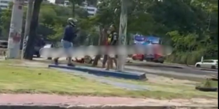 Vídeo: Briga entre motociclistas de aplicativo causa tumulto e bloqueia via em Manaus