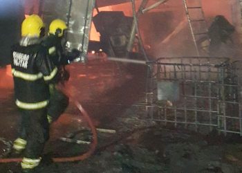 Em ação rápida, corporação evita propagação das chamas e controla ocorrência sem registro de vítimas. Foto: Mauro Neto/Secom e Divulgação/CBMAM