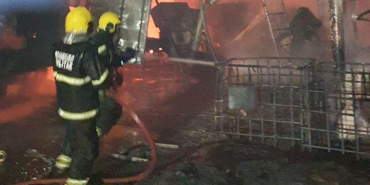 Em ação rápida, corporação evita propagação das chamas e controla ocorrência sem registro de vítimas. Foto: Mauro Neto/Secom e Divulgação/CBMAM