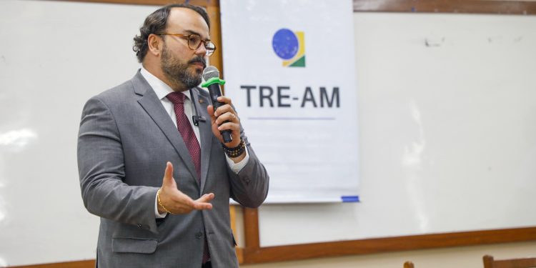 O diretor da Escola Judiciária Eleitoral do TRE-AM, o desembargador eleitoral Fabrício Marques, destacou a relevância do projeto para formação política dos jovens. Foto: Divulgação