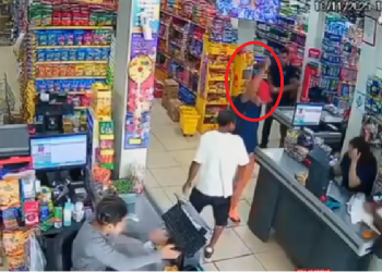 O criminoso age com tranquilidade. Foto: Reprodução