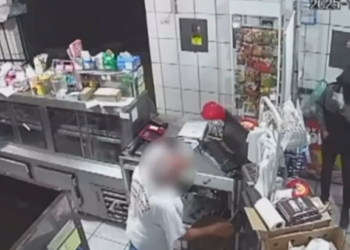 Os bandidos invadiram o comércio e ameaçaram o idoso e uma cliente. Foto: Reprodução