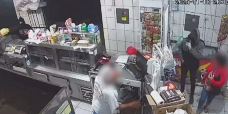 Os bandidos invadiram o comércio e ameaçaram o idoso e uma cliente. Foto: Reprodução