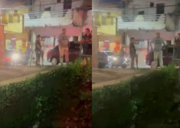 Vídeos mostram o homem jogado, quase caindo no igarapé. Foto: Reprodução