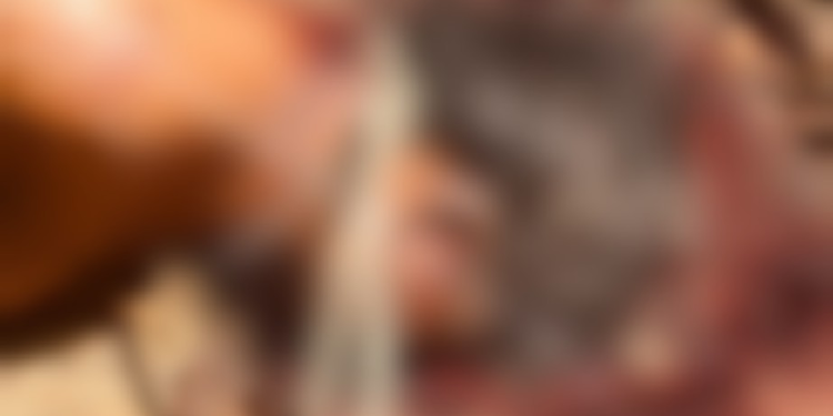 A vítima apresentava as mãos amarradas e múltiplos impactos de bala pelo corpo. Foto: Reprodução