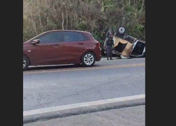 O acidente deixou o veículo parcialmente destruído. Foto: Reprodução