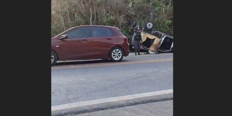 O acidente deixou o veículo parcialmente destruído. Foto: Reprodução