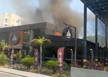Incêndio destrói parte do Restaurante Velho Monge na manhã deste domingo em Manaus