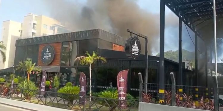 Incêndio destrói parte do Restaurante Velho Monge na manhã deste domingo em Manaus