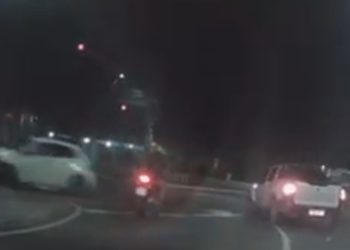 Vídeo mostra entregador avançando sinal e sendo atingind0 por carro na Constantino Nery
